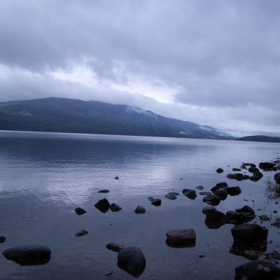 Alquiler-Navegacion-Fluvial-Escocia-Lago-Ness-barcos